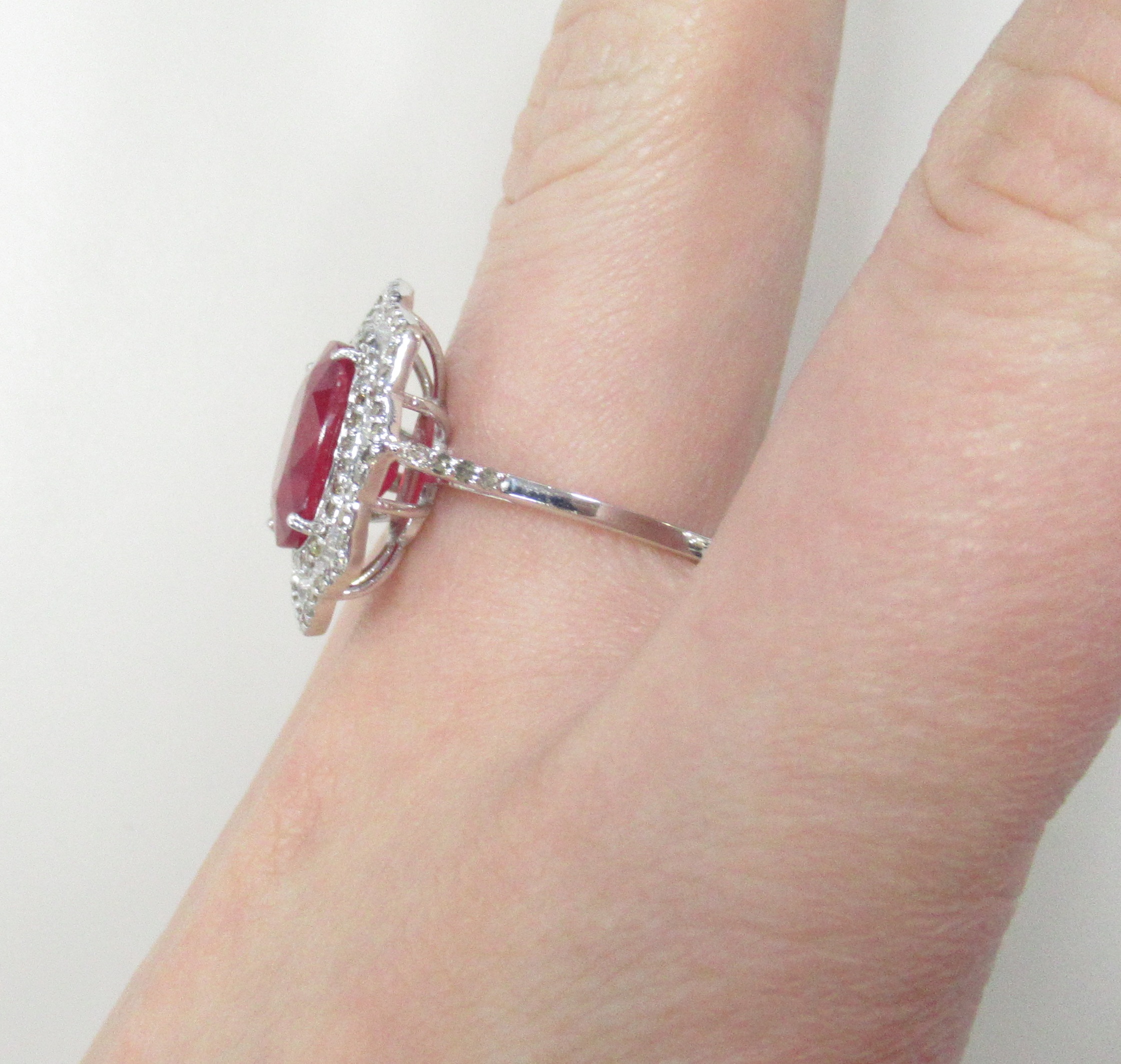 Серебряное кольцо 925 пробы; вставки 1 Рубин 6,63ct F/2; 83 Бр.Кр-17 0,56ct 4/5;